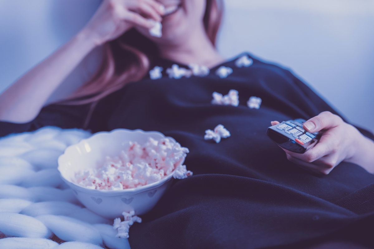 Filmy i seriale w zasięgu ręki – sposób na wieczorny relaks