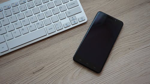 Emily Ratajkowsky w reklamie OnePlus 5T Lava Red. Sprzedaż rusza jutro Emily Ratajkowsky w reklamie OnePlus 5T Lava Red. Sprzedaż rusza jutro