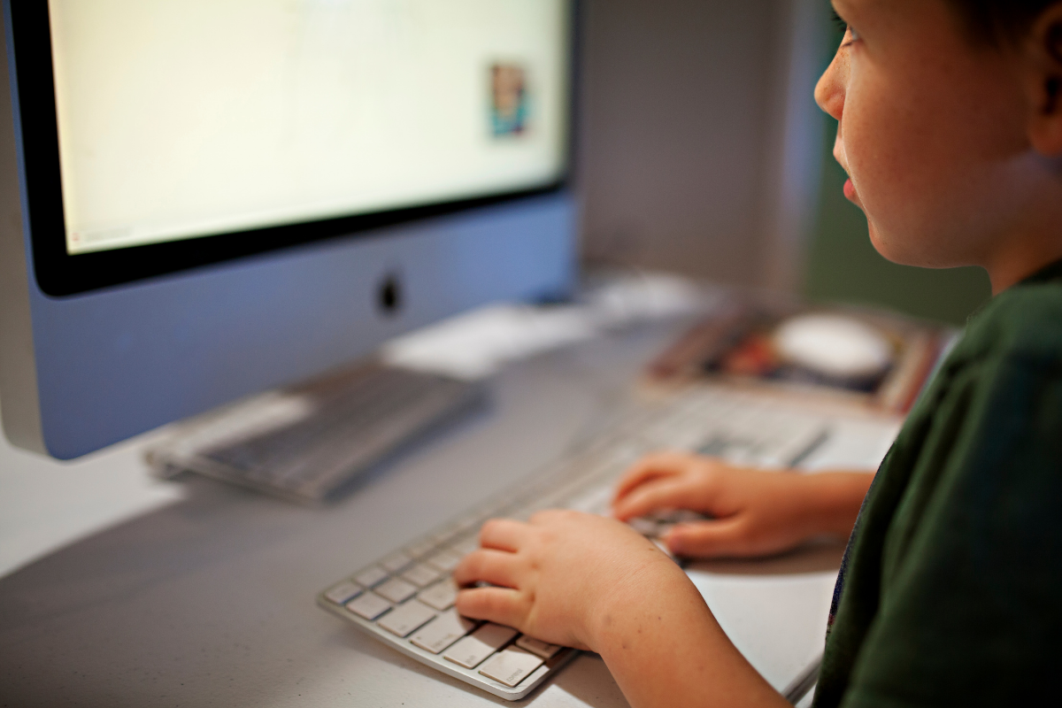 Jak chronić dziecko przed internetowymi zagrożeniami?
