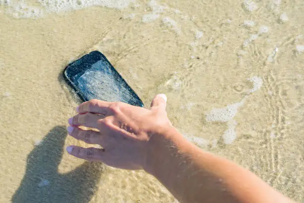 Szybkie kroki ratujące sprzęt: Co zrobić jak telefon wpadnie do wody?