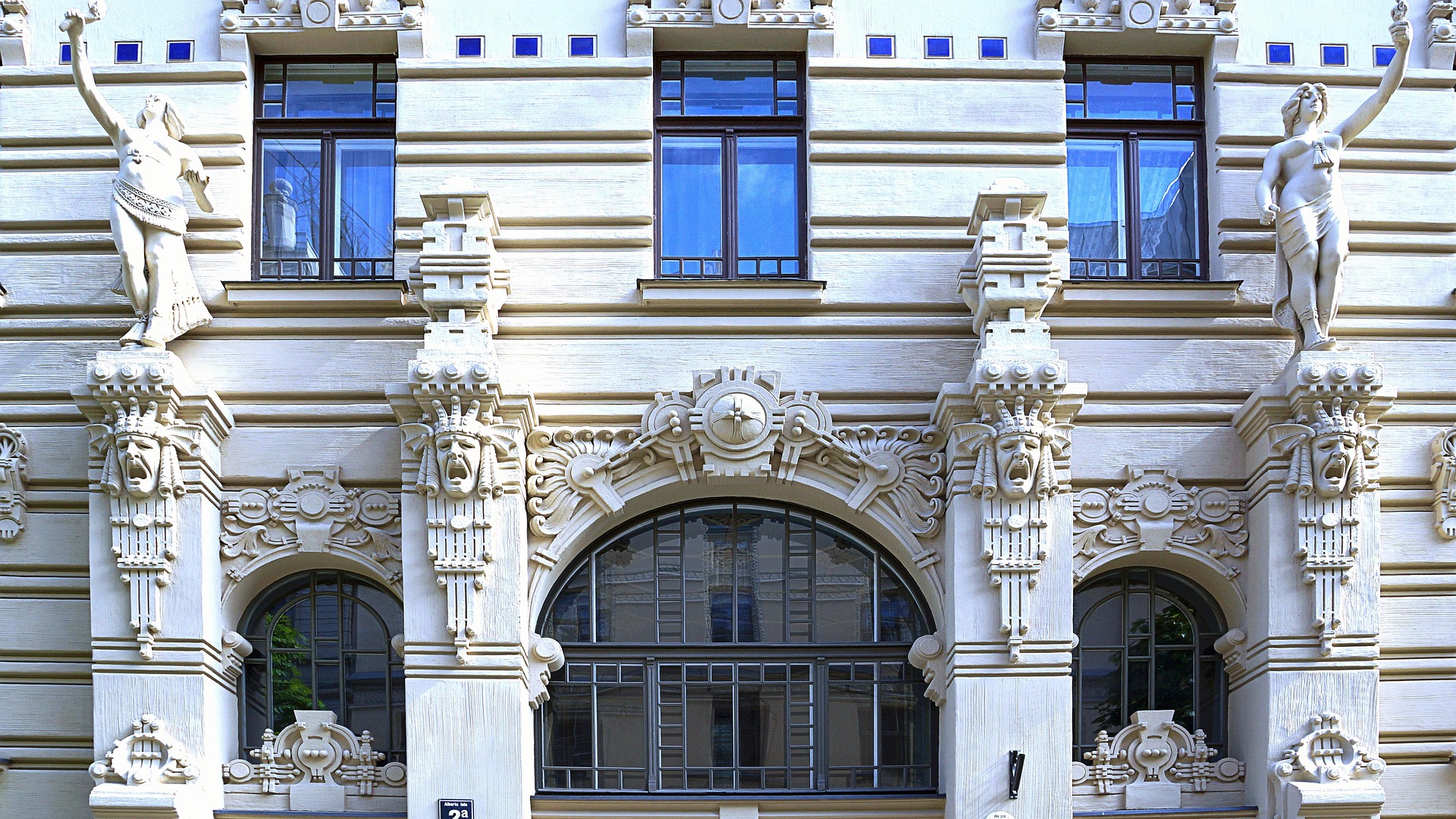 Wybór tynku na elewację – klucz do trwałości i estetyki Twojego domu