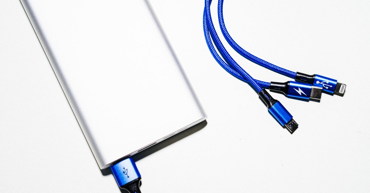 Ile ładuje się powerbank 10000 mAh i od czego to zależy?