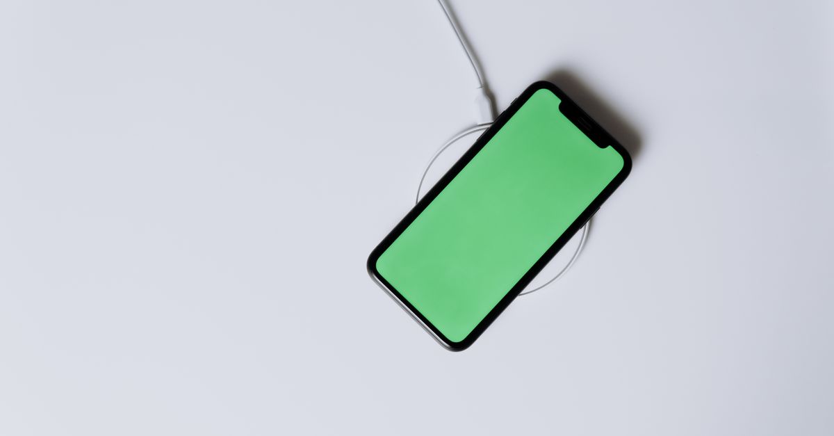 Jak naładować telefon telefonem iPhone i kiedy to ma sens