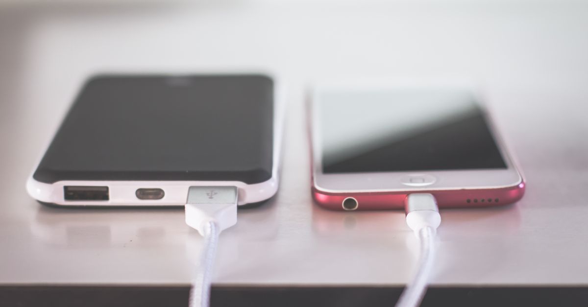 Jak ładować telefon ładowarką indukcyjną, żeby nie tracić czasu i baterii